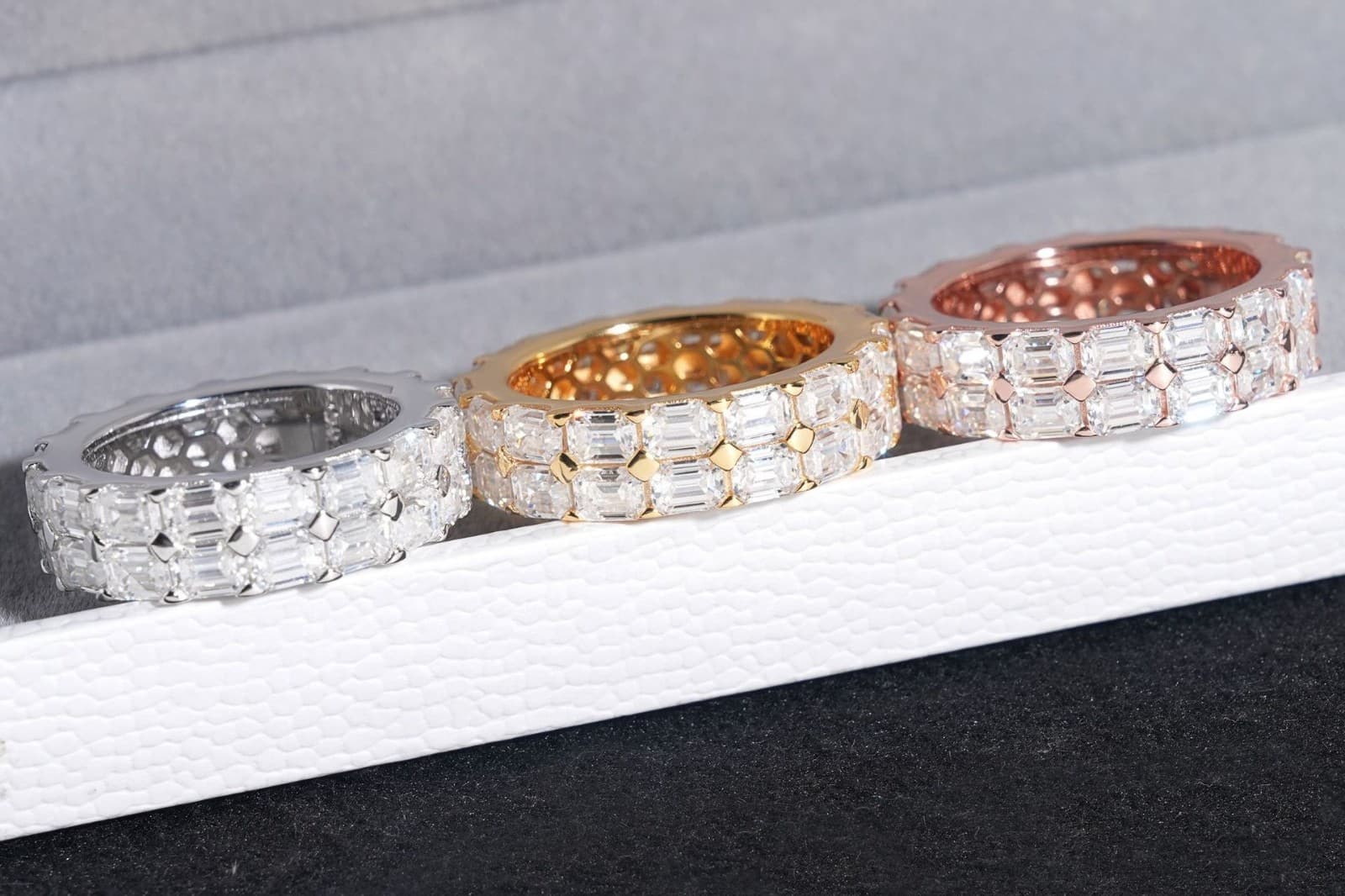 LIGNE — bague baguette en trois finitions : argentée, dorée et rosée