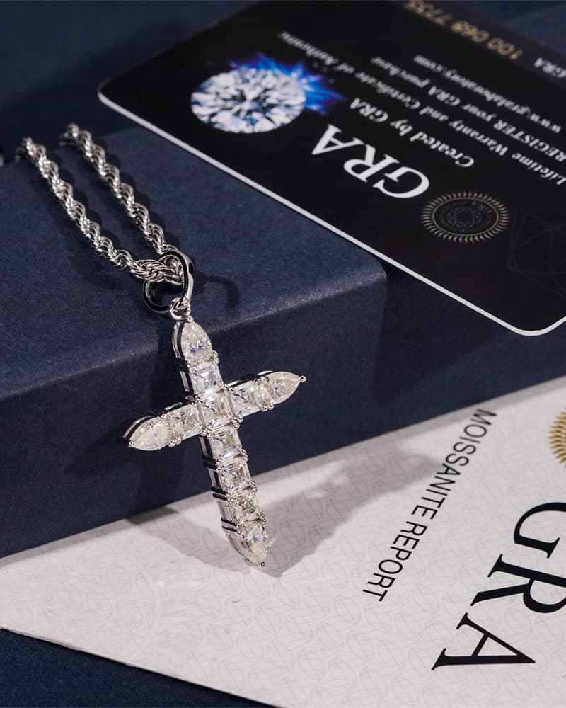 SIGNE — pendentif croix, finition argentée, présenté sur une chaîne non incluse, avec la carte du certificat GRA