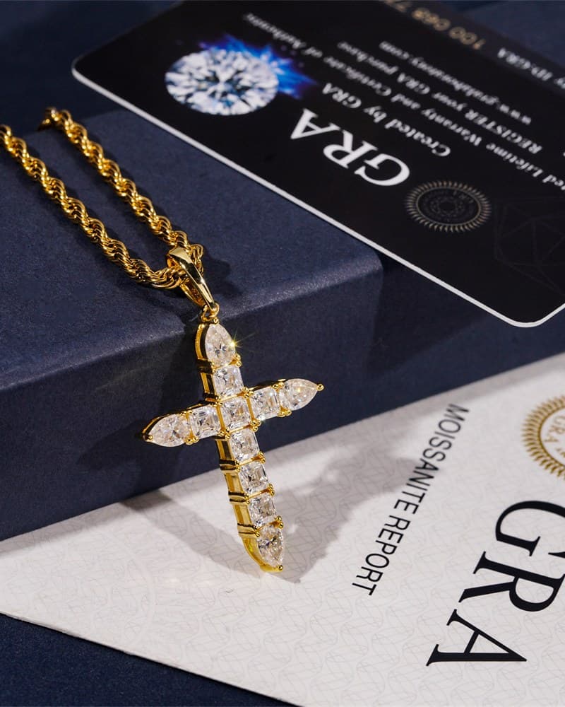SIGNE — pendentif croix, finition dorée, présenté sur une chaîne non incluse