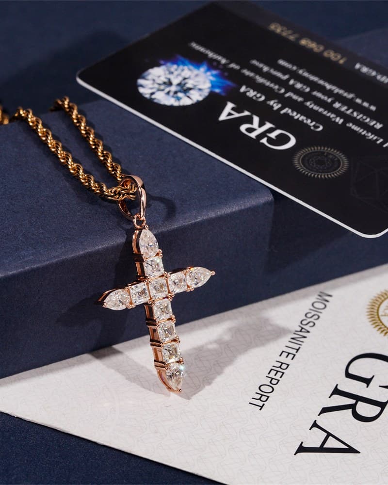 SIGNE — pendentif croix, finition rosée, présenté sur une chaîne non incluse