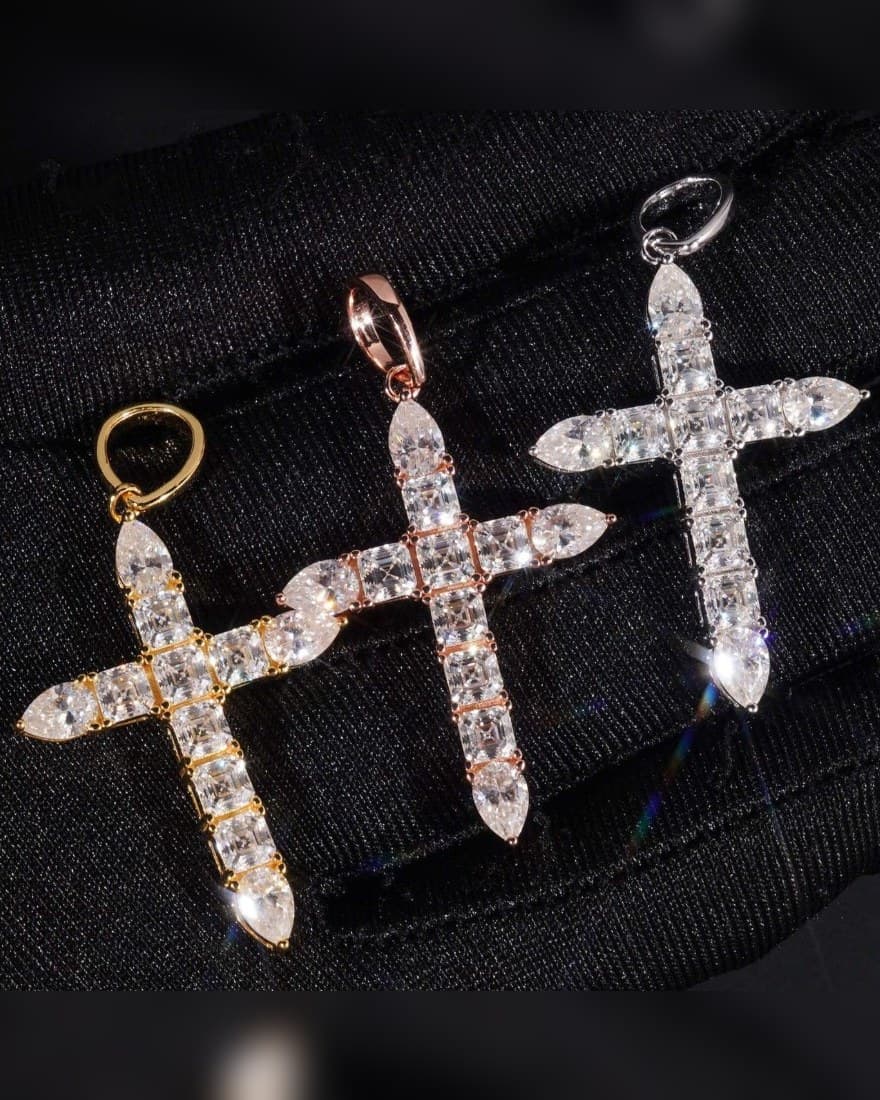 SIGNE — pendentif croix, finitions dorée, rosée et argentée (chaîne non incluse)
